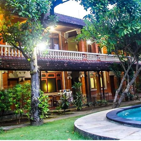 Budhi Beach Inn Кута Екстериор снимка