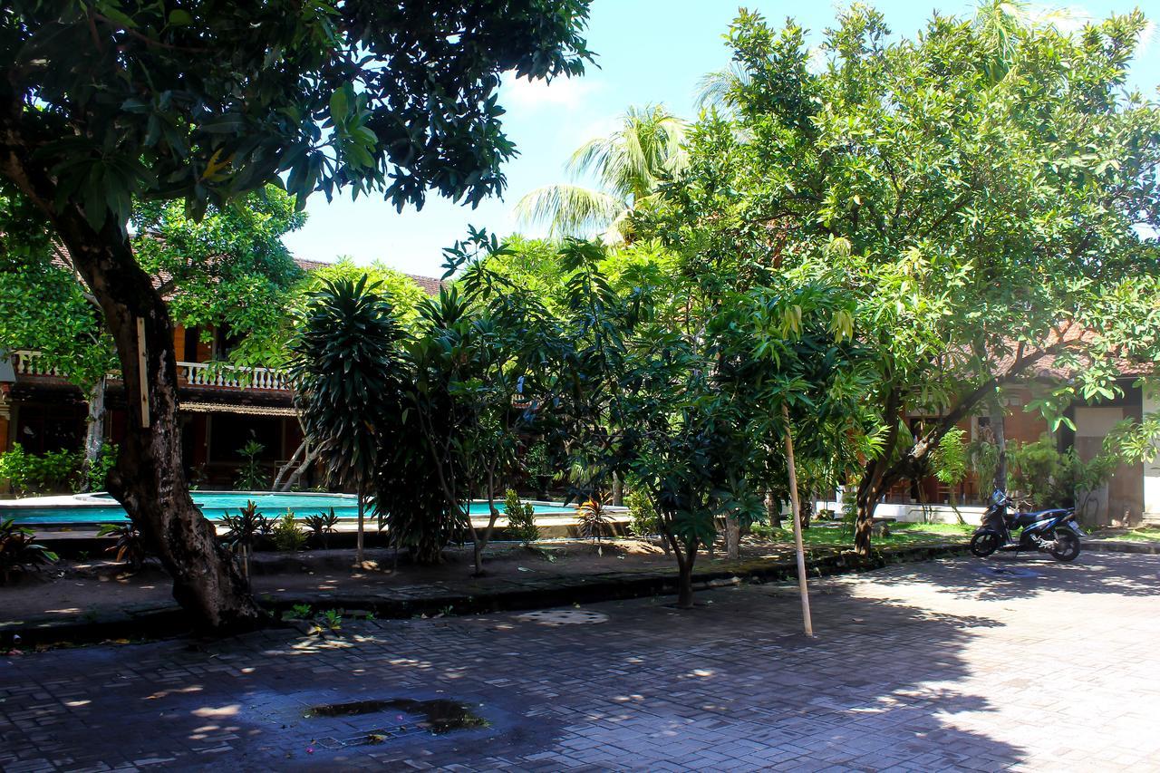 Budhi Beach Inn Кута Екстериор снимка