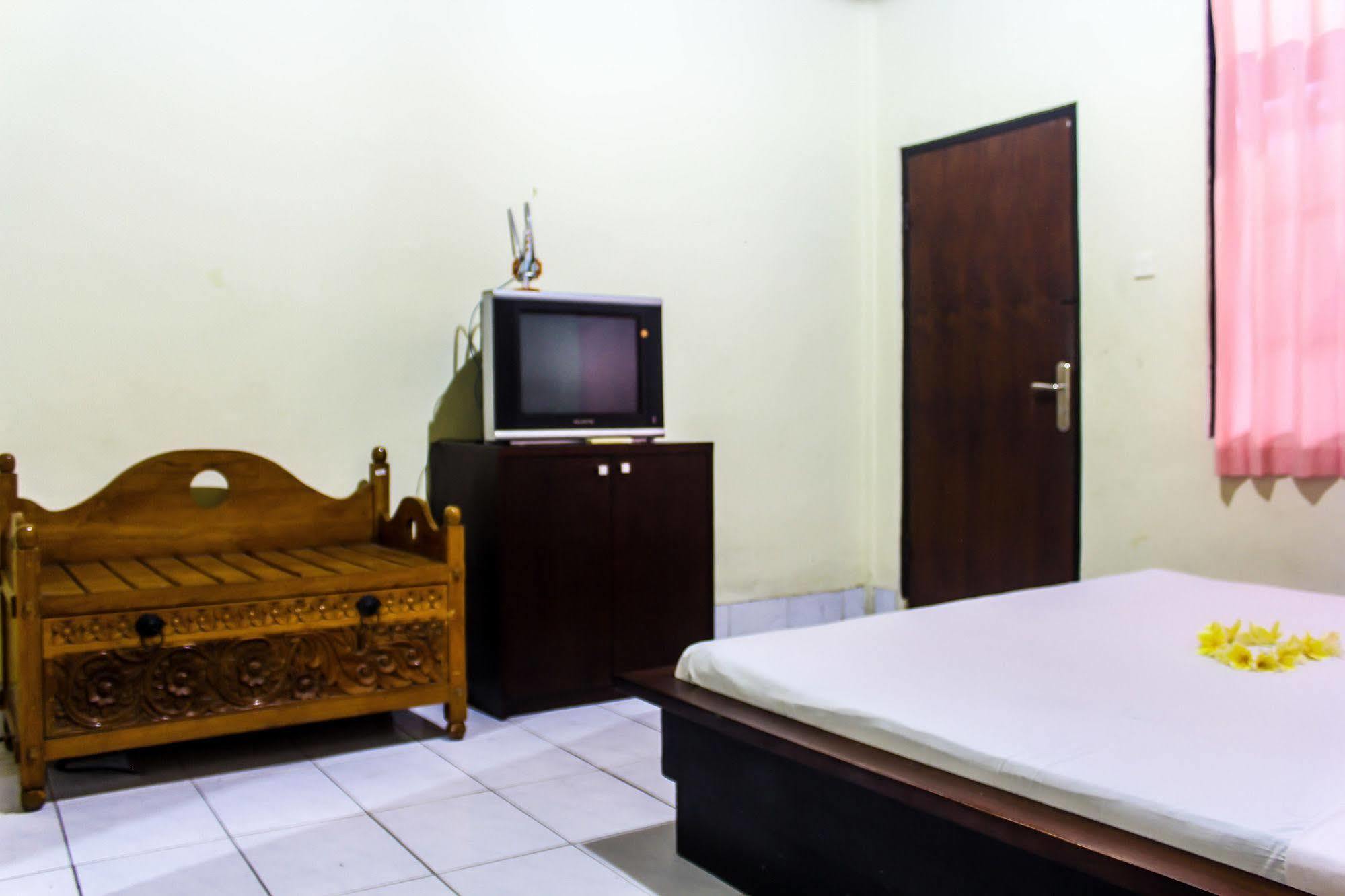 Budhi Beach Inn Кута Екстериор снимка