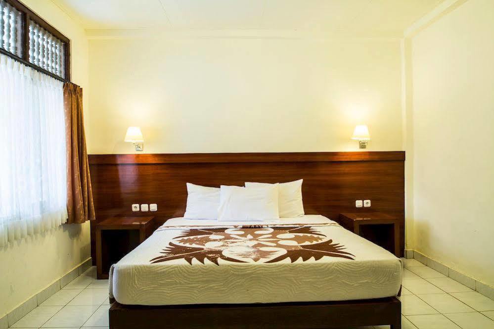 Budhi Beach Inn Кута Екстериор снимка