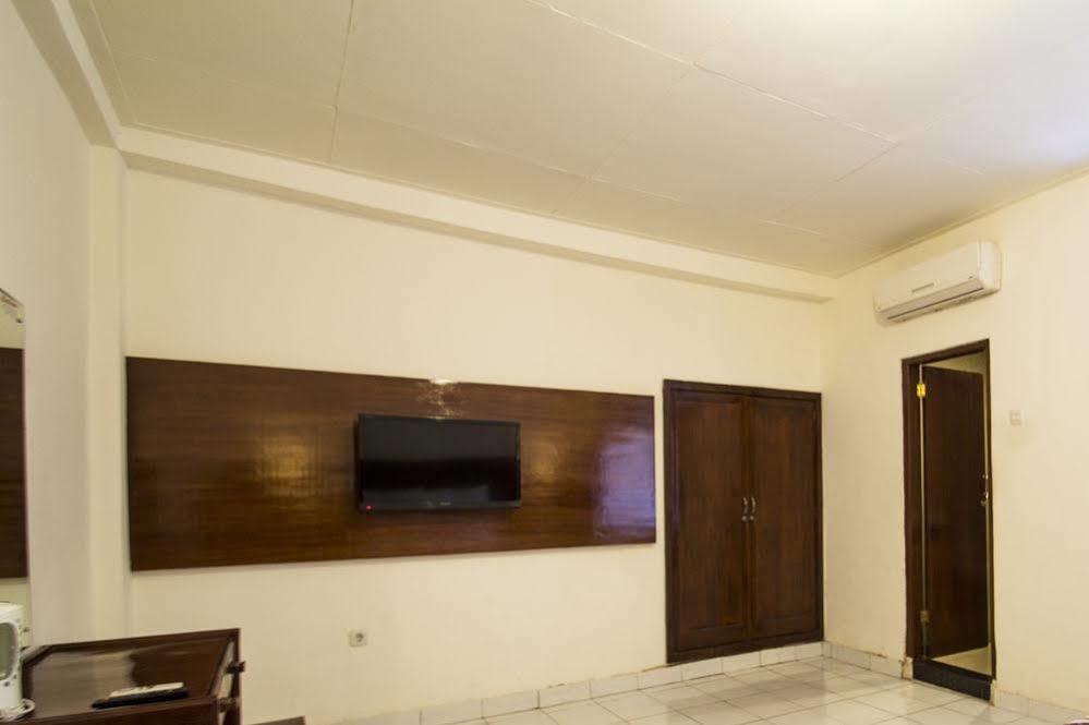 Budhi Beach Inn Кута Екстериор снимка