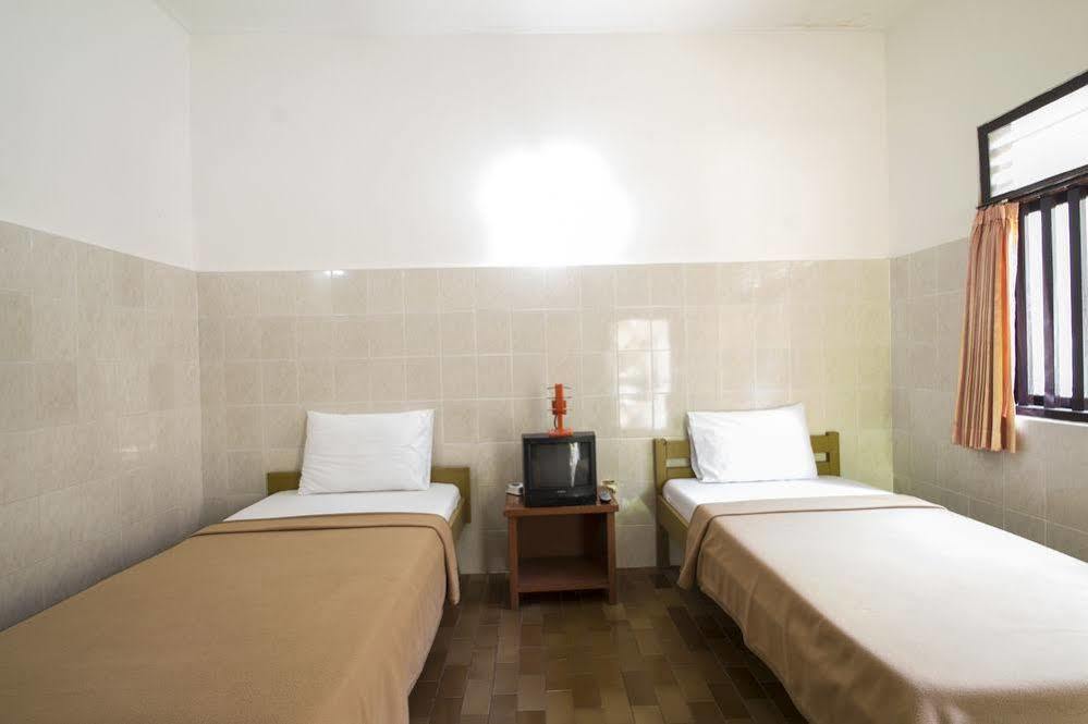 Budhi Beach Inn Кута Екстериор снимка